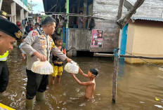 Ringankan Beban Warga Terdampak Banjir, Kapolres Muba Salurkan Bantuan 40 Paket Sembako 