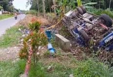 Mobil Tangki BBM Illegal Terbalik, Tumpahan Minyak ke Jalan 