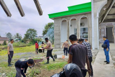 Sambut Hari Bhayangkara ke-78, Personel Polres Muba Lakukan Pembersihan Masjid dan Tempat Ibadah 