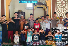 Sapa Ramadan dengan Kebaikan, Polsek Babat Toman Bagikan Puluhan Alquran di Desa Ulak Teberau