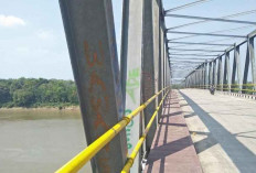 Waduh, Besi Pengaman Jembatan di Kelurahan Mangun Jaya Terdapat Tanda Tangan Jahil 