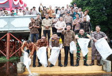 Dukung Program Asta Cita Ketahanan Pangan, Polres dan Pemkab Muba Tebar 1000 Bibit Ikan di Danau Ulak Lia