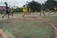 Anak Muda Ngulak Jaga Kebugaran di Lapangan Futsal