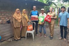 Pohon Asam Tumbang Timpa Rumah Warga, Dinsos Sekayu Salurkan Bantuan Tanggap Darurat