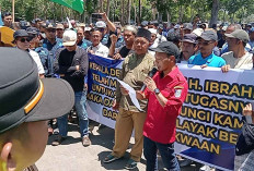 Ratusan Kades dan Warga Desa Air Solok Batu Tuntut Keadilan di Kantor Bupati