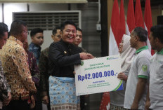 Gubernur Herman Deru Serahkan Santunan Jaminan Kematian BPJS Ketenagakerjaan kepada Petani Sawit di Sumsel