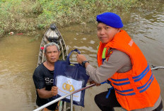 Wujud Kepedulian, Sat Polairud Polres Muba Bagikan Sembako untuk Nelayan Sungai Musi