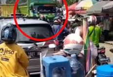 Diduga Langgar Aturan dan Jam Melintas, Truk ODOL Bikin Macet Jalan Pasar Perumnas 