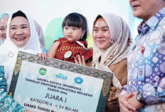 Balita Ini Dapat Hadiah dari Pj Ketua TP PKK Sumsel, Pemenang Lomba Balita 