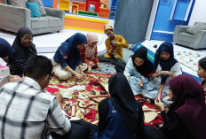 Lestarikan Budaya Lokal: Mahasiswa Universitas Bina Darma Belajar Membuat Gandik dan Tanjak