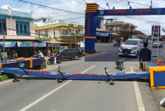 Gapura Linggau Juara di Kenanga II Lintas Roboh Ditabrak Truk