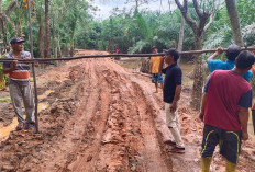Akses Jalan Desa Rusak Parah, Warga Desa Pagar Bulan Pasang Portal Kayu
