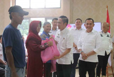 Jalankan Arahan Presiden, PJ Wali Kota Palembang Bagikan Sembako di Awal Tahun 