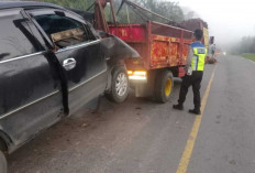 Supir Truck Meninggal Usai Ditabrak Travel saat Ganti Ban