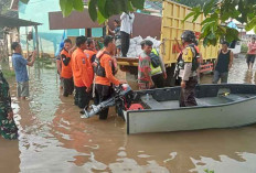 Bagikan 500 Paket Sembako Kepada Warga Terdampak Banjir
