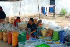 Jelang Perayaan Idul Fitri 1445 H, Penjual Kue Kering Mulai Bermunculan di Pasar Kalangan Kecamatan Sanga Desa