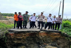 Jalan Penghubung Desa Toman-Toman Baru Tak Bisa Dilewati Akibat Longsor