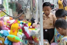Unik! Anak-Anak di Sanga Desa Berburu Boneka di Mesin Capit 