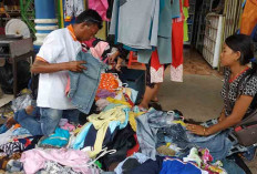 Baju Bekas Masih Primadona, Pedagang BJ Tawarkan Pakaian kepada Mak-Mak di Desa 
