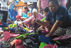 Murah Meriah, Penjual Sandal di Pasar Kalangan Ngulak Ramai Pembeli 