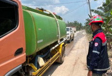 Respons Keluhan Warga, PT HKI Kerahkan Mobil Tangki Siram Debu Jalan di Pinang Banjar