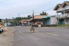 Warga Ngulak Pasang Kursi di Lubang Jalan, Jadi Rambu Darurat