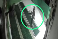 Gasak 10 Kipas Angin Mushola di Palembang, Pelaku Curat Terekam CCTV Santai Sambil Merokok