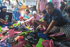 Murah Meriah, Penjual Sandal di Pasar Kalangan Ngulak Ramai Pembeli 