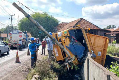 Diduga Supir Ngantuk, Truk Fuso Muatan Batubara Terguling di Ruas Jalan Desa