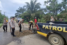  Lubang Jalan di Desa Tambangan Rawan Kecelakaan, Polsek BTS Ulu Lakukan Perbaikan Darurat