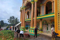 Ramadan, Warga Warga Dusun 4 Pinang Banjar Gotong Royong Bersihkan Masjid 