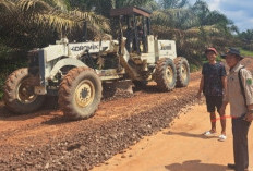 Pemdes Cinta Damai Lakukan Pengerasan Jalan Poros Desa Sepanjang 700 Meter