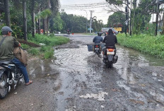 Pengendara Roda Dua Keluhkan Jalan Akses ke Pasar Kayuagung Terendam Banjir 