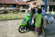 Jajanan Pentol Terus Diminati, Pedagang Raih Penghasilan Stabil di Sanga Desa