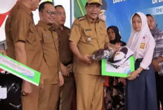  Bupati Muba Serahkan Seragam Sekolah Gratis untuk Siswa SD dan SMP di Kecamatan Lais