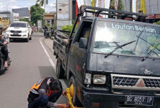 Mobil Diderek Petugas Dishub Palembang Jika Masih Ngeyel Parkir di Badan Jalan