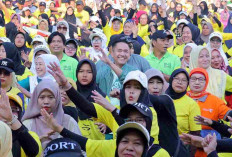 Penuh Lapangan Parkir Kecamatan Sako, Emak Emak Senam Bareng Sekda Kota Palembang