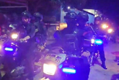 Beri Rasa Aman dan Nyaman, Polisi Bersenjata Lengkap Sweeping Jalan-jalan Kota Palembang 