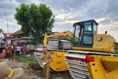 Meminimalisir Musibah Banjir, Pemkab Banyuasin Kerahkan Mini Excavator Amphibi 