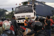 Evakuasi Terhambat, Truk Trailer Sebabkan Kemacetan Parah di Banyuasin