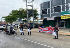 Sat Reskrim Bagikan 50 Kotak Nasi Sehat untuk Masyarakat