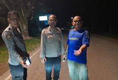 Waspada Ranjau Paku di Sekayu! Bhabinkamtibmas dan Warga Sigap Bersihkan Jalan Kolonel H. Nazom Nurhawi