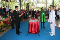 Bupati Muara Enim Lantik Kades PAW Sumber Mulia, Minta Pelayanan Publik Ditingkatkan