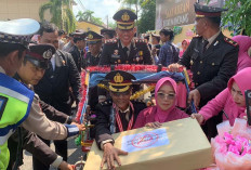 Viral! Kapolres Kayuh Becak, Hantar 4 Anggota Polres Muba Purnawirawan Keluar Polres