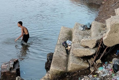 Rusak Dimakan Usia, Warga Ngulak 1 Harapkan Perbaikan Tangga Tambatan Perahu