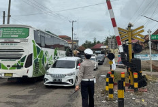 Nekat Terobos Antrian di Perlintasan KA Simpang Belimbing, Sopir Ditegur Polisi