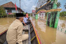 PJ Bupati Apriyadi Beri Bantuan Korban Banjir di Ulak Embacang, Sambil Naik Perahu 