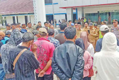 Puluhan Massa dari BPD Datangi Kantor Bupati Empat Lawang, Minta Gaji Segera Dibayarkan 