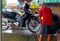 Cuci Motor Laris Manis di Musim Hujan, Pengusaha di Sanga Desa Nikmati Berkah