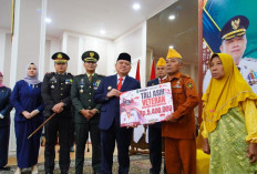 Pj Bupati Muba Serahkan Tali Asih kepada Veteran dalam Peringatan Hari Pahlawan ke-79